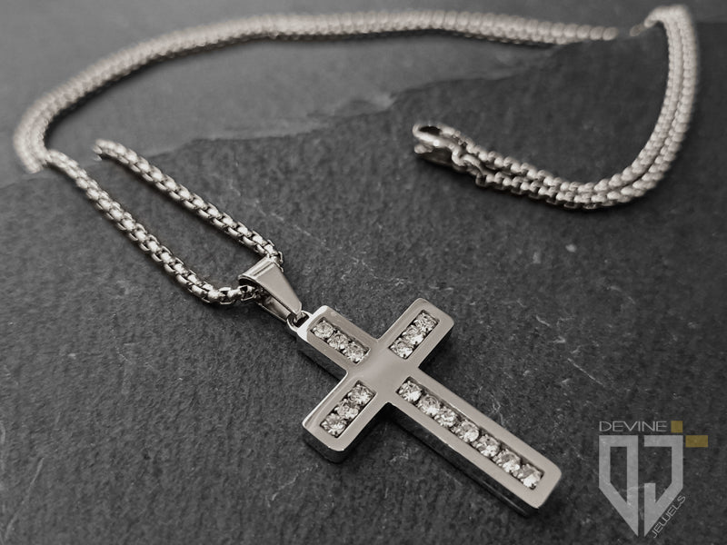 Collana Eros croce in acciaio argentata con zirconi bianchi