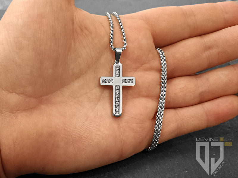 La catena in acciaio inossidabile si fonde perfettamente con la croce lucida impreziosita da sedici granati bianchi di zirconi cubici e si fissa con una chiusura a moschettone facile da usare. 