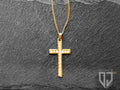 La collana Hertha combina la purezza e la sacralità con lo stile. Un design elegante permette di poterlo facilmente indossare vicino al tuo cuore o insieme ad altri accessori per un look più accattivante.
