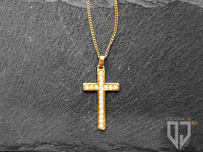 La collana Hertha combina la purezza e la sacralità con lo stile. Un design elegante permette di poterlo facilmente indossare vicino al tuo cuore o insieme ad altri accessori per un look più accattivante.