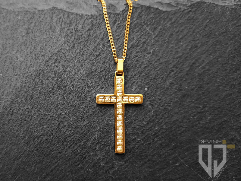 La catena in acciaio inossidabile si fonde perfettamente con la croce lucida impreziosita da diciotto granati bianchi di zirconi cubici e si fissa con una chiusura a moschettone facile da usare. 