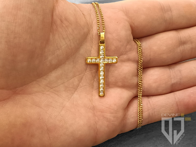 La catena in acciaio inossidabile si fonde perfettamente con la croce lucida impreziosita da diciotto granati bianchi di zirconi cubici e si fissa con una chiusura a moschettone facile da usare. 