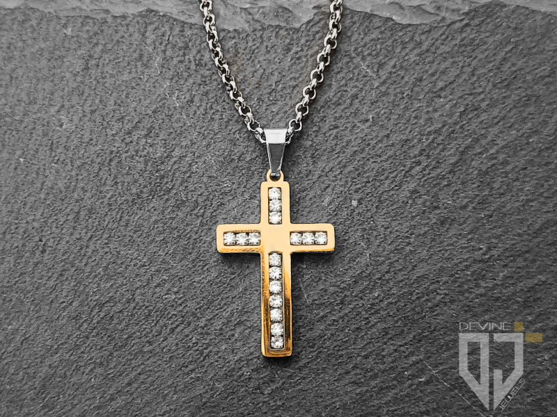 La catena in acciaio inossidabile si fonde perfettamente con la croce lucida impreziosita da sedici granati bianchi di zirconi cubici e si fissa con una chiusura a moschettone facile da usare. 