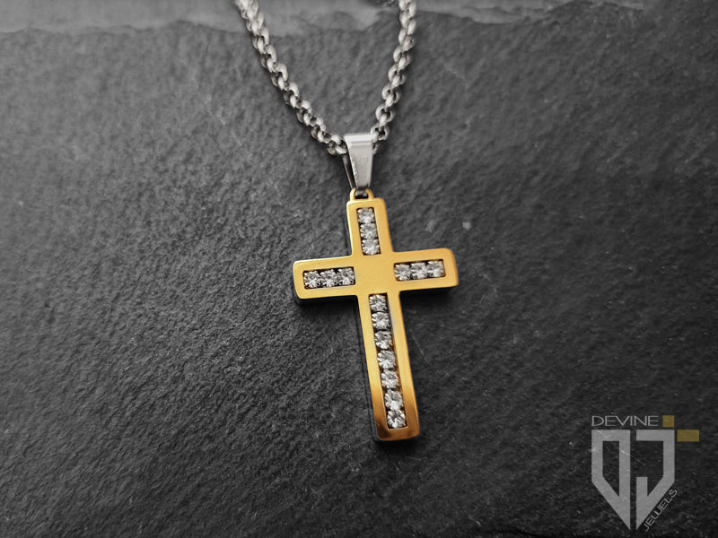 La collana Eros combina la purezza e la sacralità con lo stile. Un design elegante permette di poterlo facilmente indossare vicino al tuo cuore o insieme ad altri accessori per un look più accattivante.