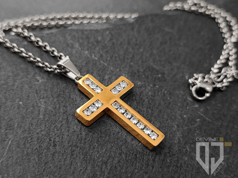 Collana Eros croce in acciaio dorata con zirconi bianchi