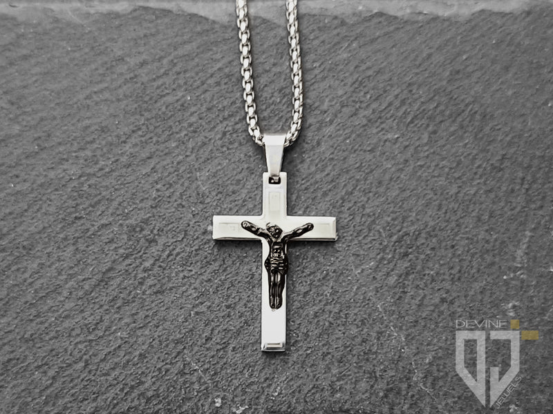 Croci e crocifissi non sono solo per i cristiani. Oggi quei simboli si sono allontanati di un passo dalla religione e hanno acquisito un significato piuttosto culturale trovando un posto d'onore nella moda gotica, le croci non sono più un tabù.