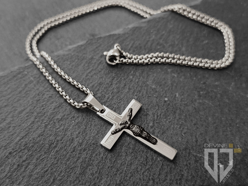 Per tutti coloro che amano gli accessori con le croci vi proponiamo questa collana con ciondolo, per l'appunto, a forma di croce con Gesù e motivi geometrici realizzata in resistente acciaio inossidabile
