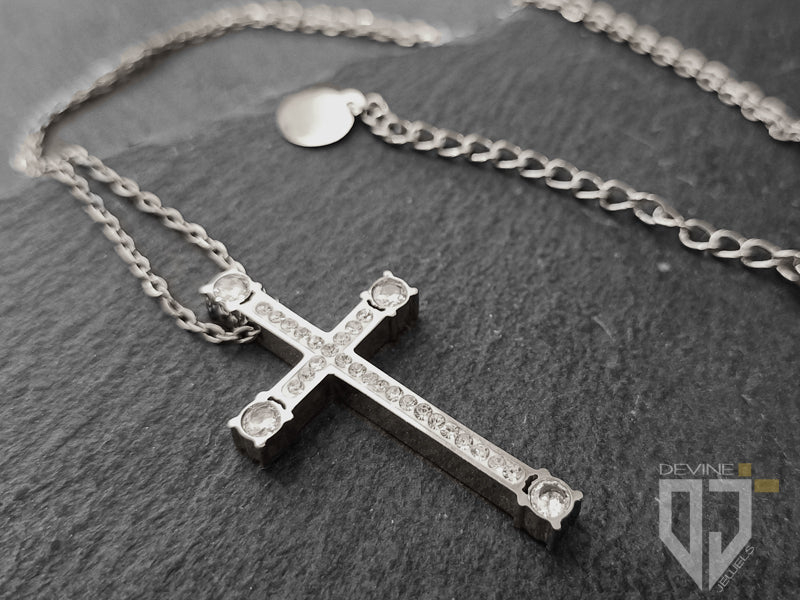 La collana Ashvin combina la purezza e la sacralità con lo stile. Un design elegante permette di poterla facilmente indossare vicino al tuo cuore o insieme ad altri accessori per un look più accattivante.