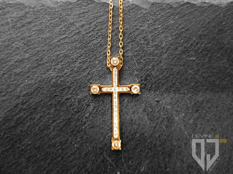 La catena in acciaio inossidabile si fonde perfettamente con la croce lucida impreziosita da ventiquattro piccoli granati bianchi di zirconi cubici e da quattro più grandi all'estremità e si fissa con una chiusura a moschettone facile da usare. 