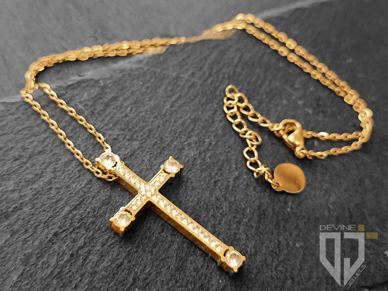 La collana Ashvin combina la purezza e la sacralità con lo stile. Un design elegante permette di poterla facilmente indossare vicino al tuo cuore o insieme ad altri accessori per un look più accattivante.