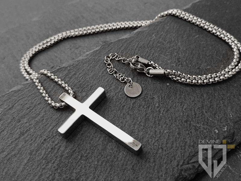 La collana Krishna, qui proposta nella sua variante argentata, è realizzata in acciaio di primissima qualità ed è perfetta per chiunque voglia regalare o regalarsi un oggetto elegante da indossare ogni giorno, simbolo senza tempo dalla forte carica spirituale.