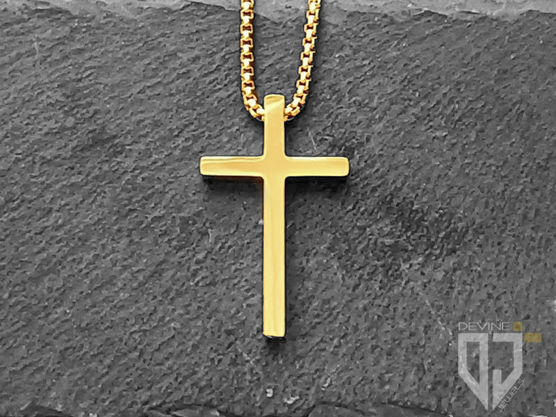 Il ciondolo, un classico della collezione Devine Jewels, è una croce con finitura lucida dorata che si abbina alla perfezione alla catenina maglia box e a qualsiasi outfit 