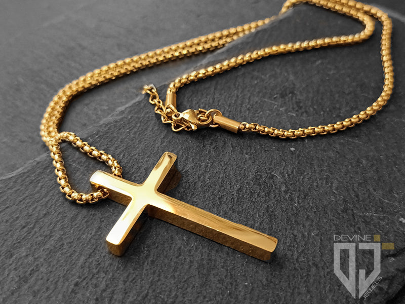 La collana Krishna, qui proposta nella sua variante dorata, è realizzata in acciaio di primissima qualità ed è perfetta per chiunque voglia regalare o regalarsi un oggetto elegante da indossare ogni giorno, simbolo senza tempo dalla forte carica spirituale.