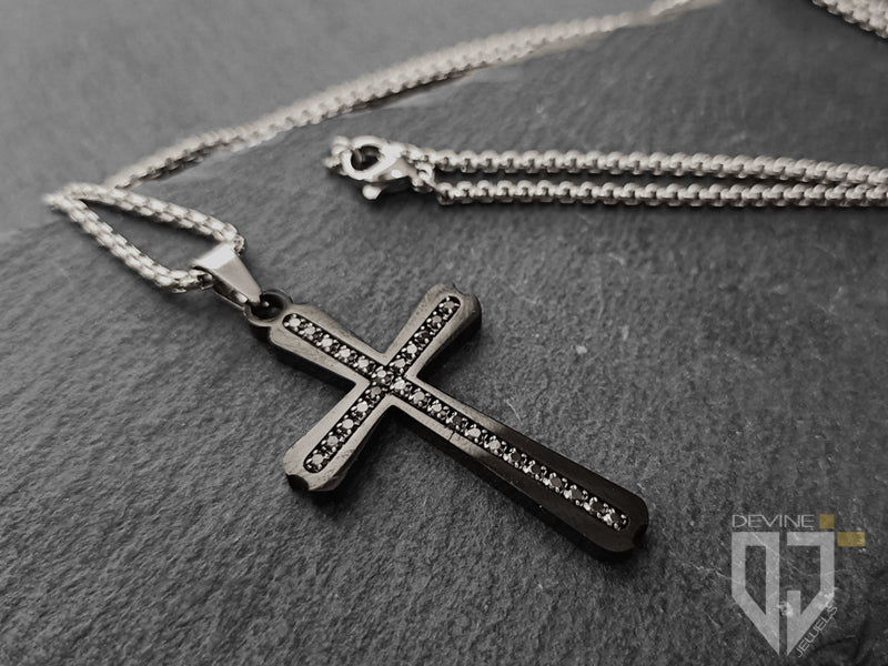 La catena in acciaio inossidabile si fonde perfettamente con la croce con finitura nera impreziosita da ventotto granati neri di zirconi cubici e si fissa con una chiusura a moschettone facile da usare.