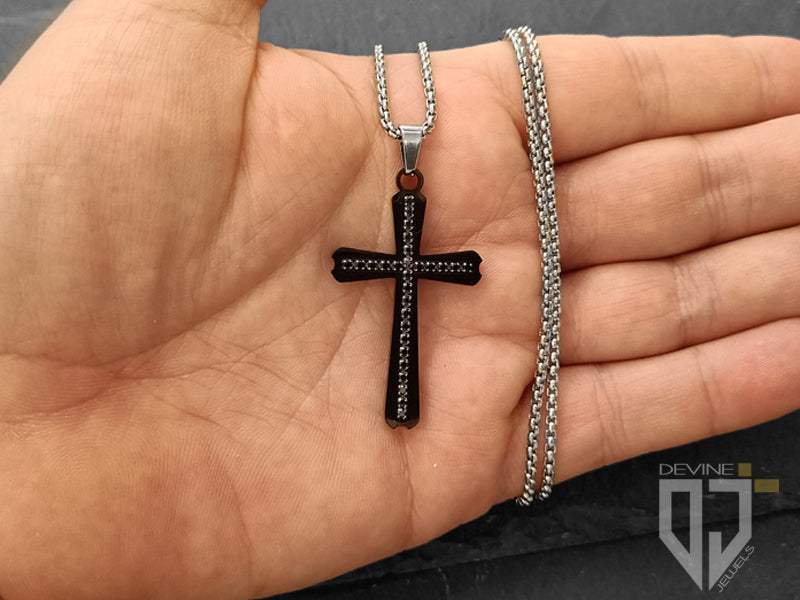 La collana Fujin combina la purezza e la sacralità con lo stile. Un design elegante permette di poterla facilmente indossare vicino al tuo cuore o insieme ad altri accessori per un look più accattivante.