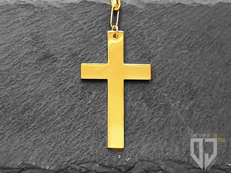 La collana Freyr, qui proposta nella versione dorata, è realizzata in acciaio inossidabile e combina una catenina a maglia larga a due ciondoli, uno a croce e l'altro con madonnina.