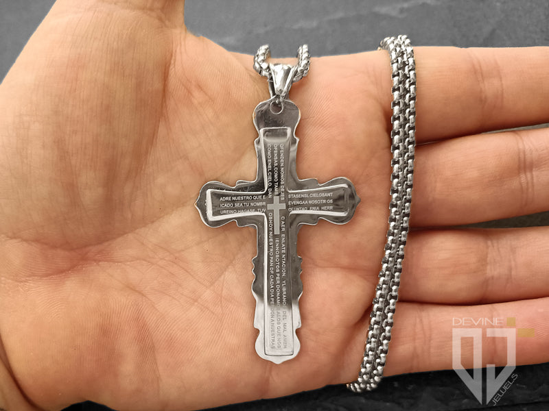 La catena in acciaio inossidabile si fonde perfettamente con la croce lucida impreziosita dai versi della preghiera del Padre Nostro 