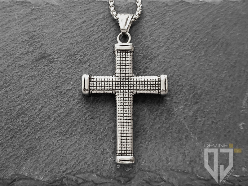 La semplicità del design rende questa collana facile da indossare con un abbigliamento casual o formale, senza dimenticare il simbolo che rappresenta. Un accessorio classico e una vera dichiarazione di fede.