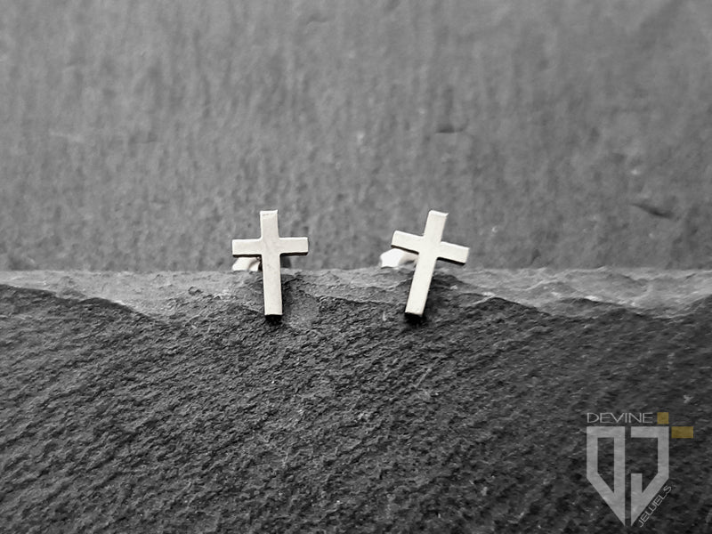 Questo è un classico orecchino a perno da lobo realizzato in acciaio inossidabile con design a croce.