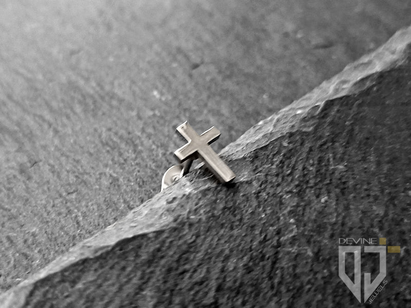 La Croce simboleggia l'amore e la redenzione, perfetta per mostrare la tua fede.