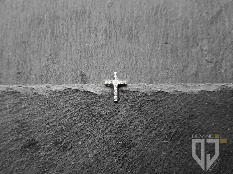 Questo è un classico orecchino a perno da lobo realizzato in acciaio inossidabile con design a croce con zirconi cubici bianchi e finitura argentata.