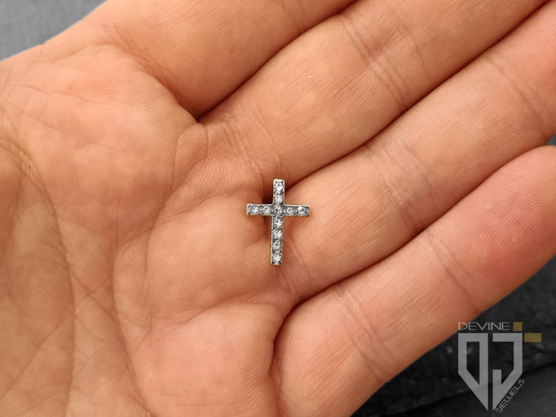 La Croce simboleggia l'amore e la redenzione, perfetta per mostrare la tua fede.