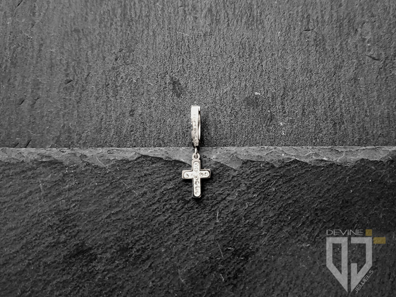 La Croce simboleggia l'amore e la redenzione, perfetta per mostrare la tua fede.