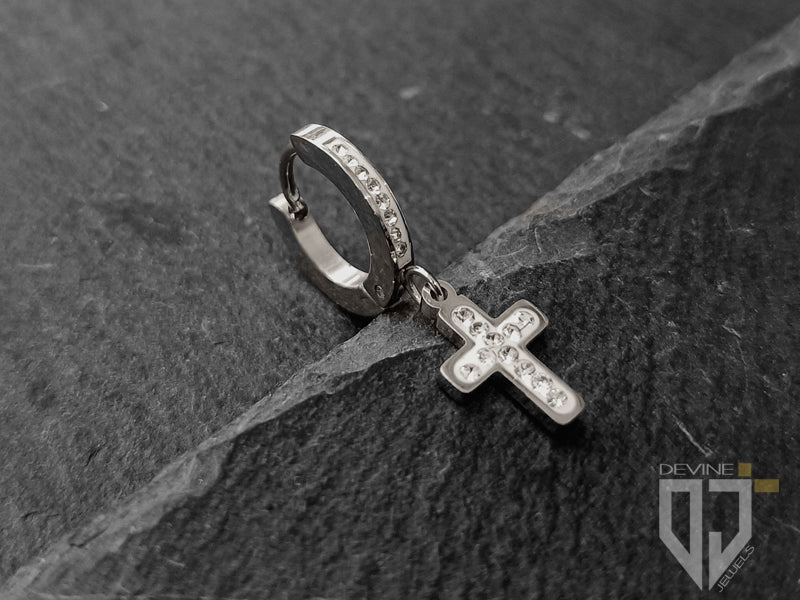 Mono orecchino Fujin a cerchio con croce e zirconi argentato