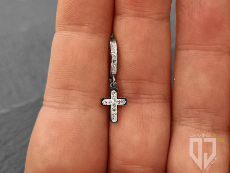 Questo è un classico orecchino a cerchio realizzato in acciaio inossidabile con design a croce con zirconi cubici bianchi e finitura argentata.