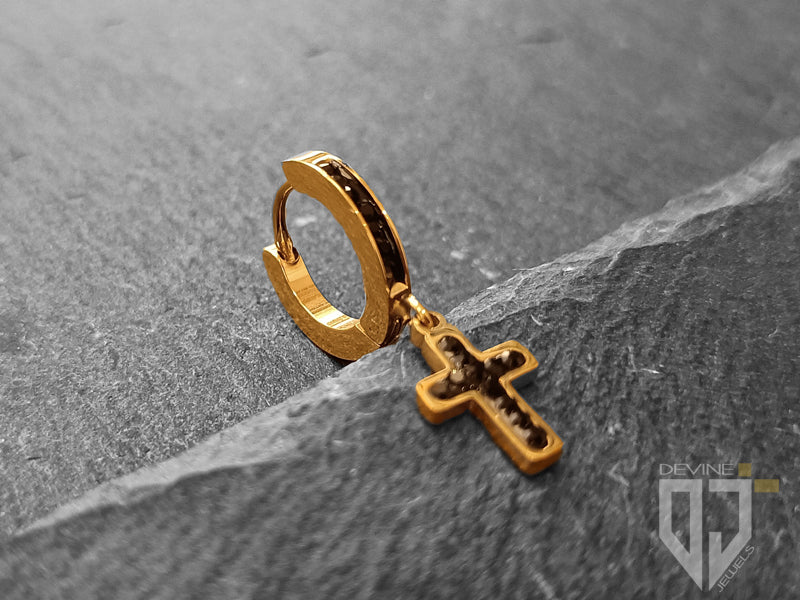 La Croce simboleggia l'amore e la redenzione, perfetta per mostrare la tua fede.