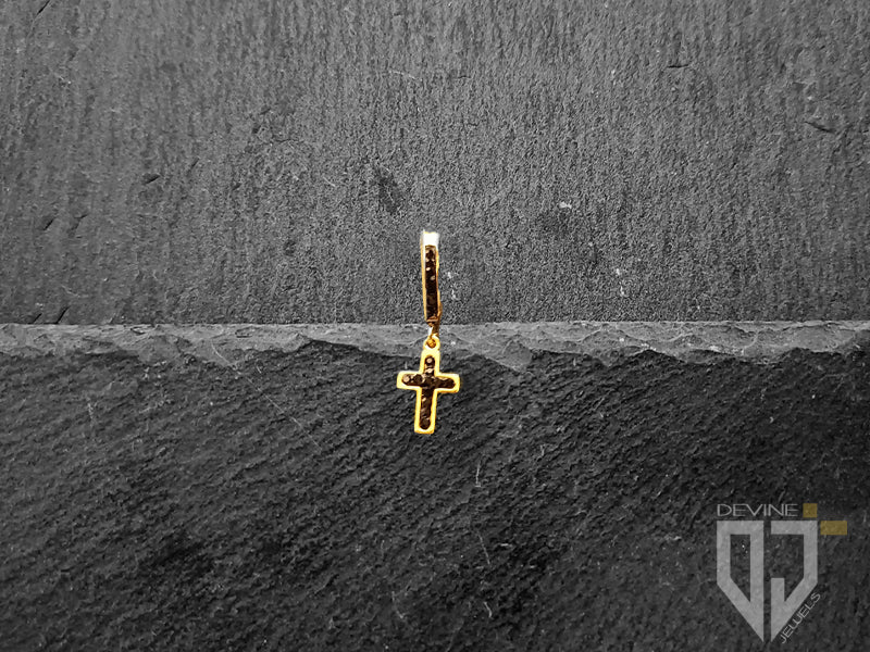 Mono orecchino Fujin a cerchio con croce e zirconi dorato