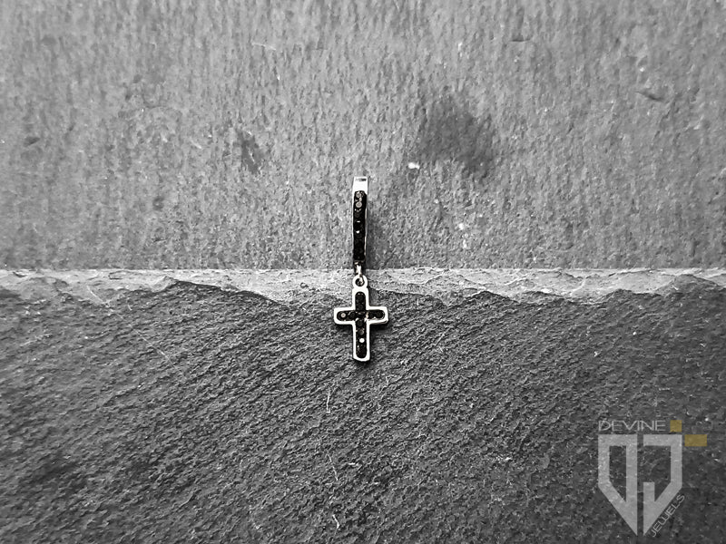 La Croce simboleggia l'amore e la redenzione, perfetta per mostrare la tua fede.