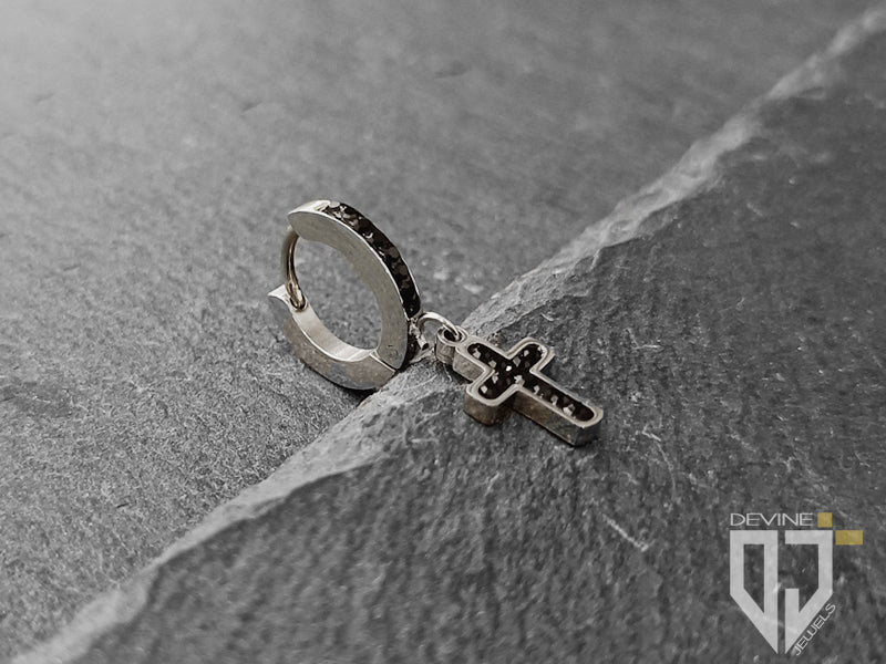 Mono orecchino Fujin a cerchio con croce e zirconi neri