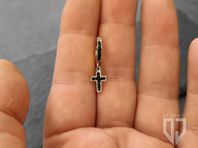 Questo è un classico orecchino a cerchio realizzato in acciaio inossidabile con pendente dal design a croce con zirconi cubici neri e finitura argentata.