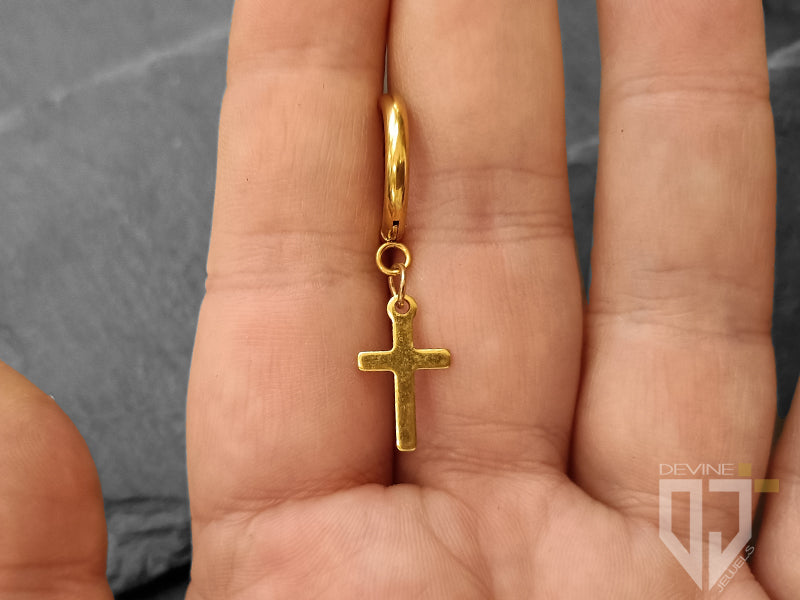 Single hoop earring with golden steel cross 