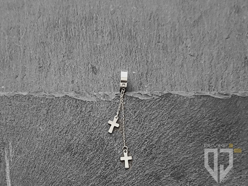 Questo è un classico orecchino a cerchio realizzato in acciaio inossidabile con catenella pendente e croci con finitura argentata