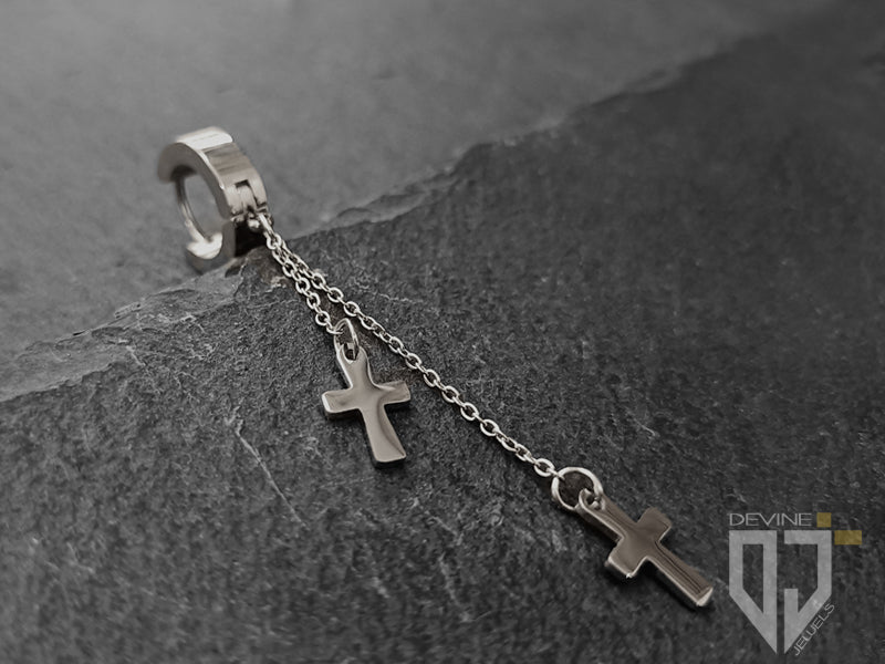 Mono orecchino a cerchio con croci pendenti in acciaio argentato