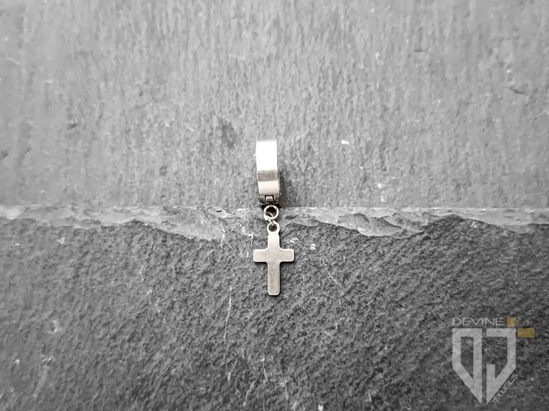 Mono orecchino a cerchio con croce in acciaio