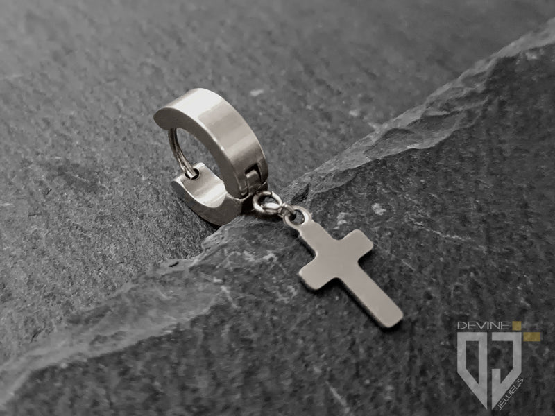 Questo è un classico orecchino a cerchio realizzato in acciaio inossidabile, pendente dal design a croce con finitura argentata