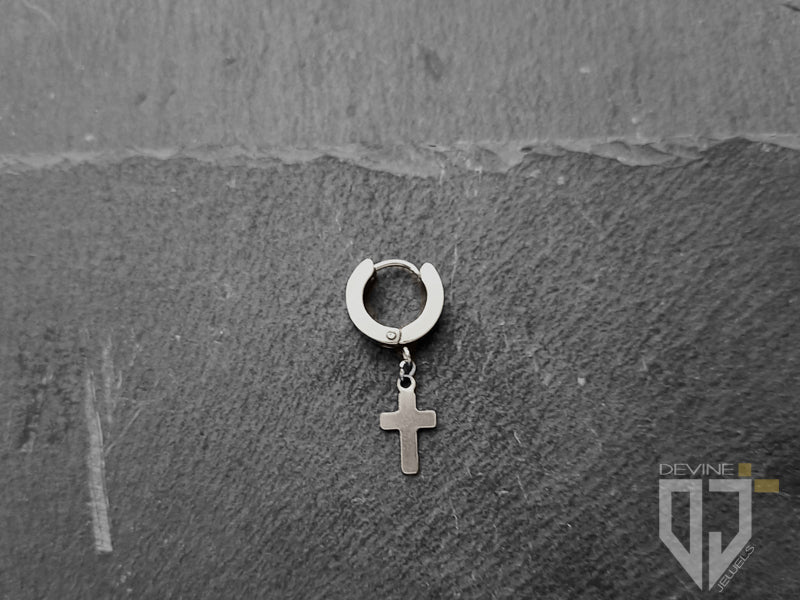Orecchino a cerchio spesso in acciaio con croce pendente
