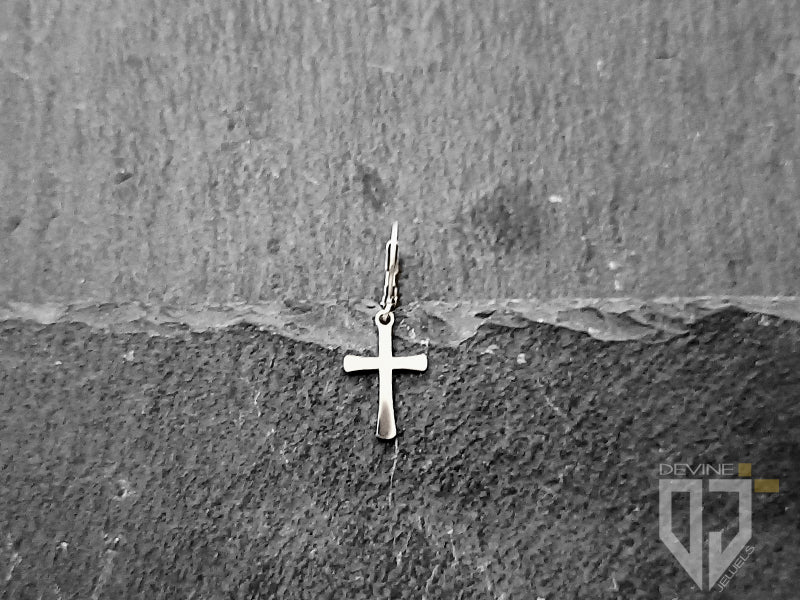 Mono orecchino a cerchio sottile con croce in acciaio