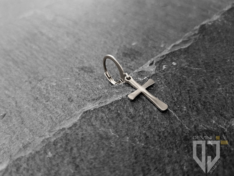 Questo è un classico orecchino a cerchio sottile realizzato in acciaio inossidabile, pendente dal design a croce con finitura argentata