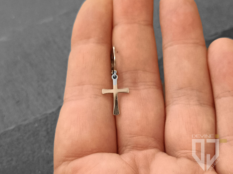 La Croce simboleggia l'amore e la redenzione, perfetta per mostrare la tua fede.