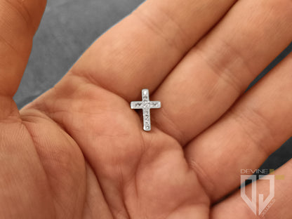 La Croce simboleggia l'amore e la redenzione, perfetta per mostrare la tua fede.