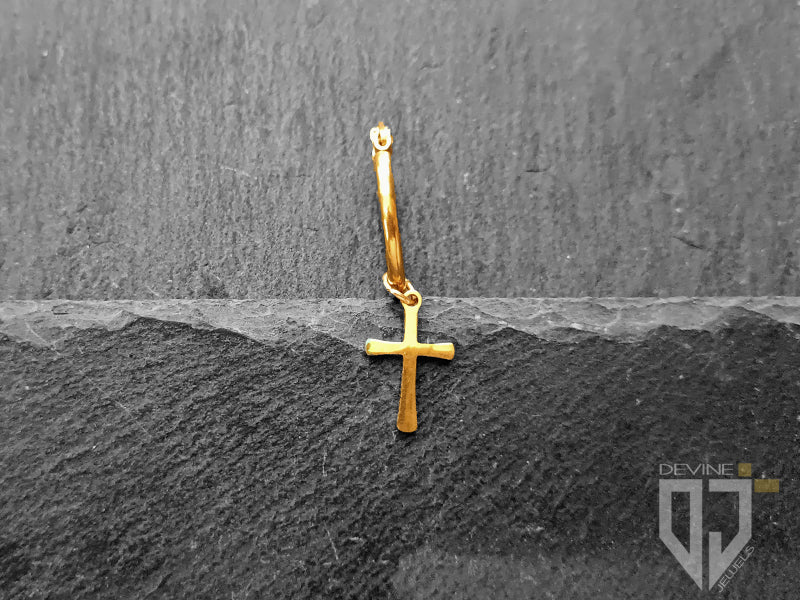 Mono orecchino a cerchio con croce in acciaio dorato