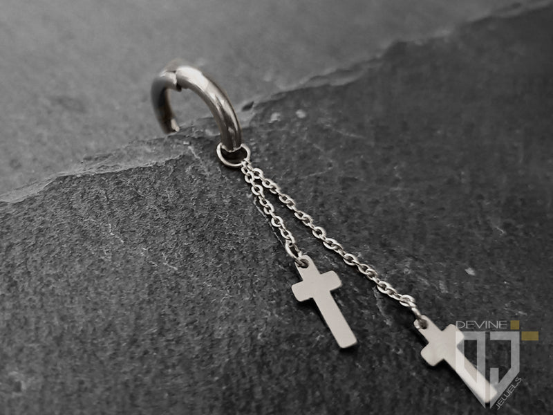 Questo è un classico orecchino a cerchio realizzato in acciaio inossidabile con catenella pendente e croci con finitura argentata