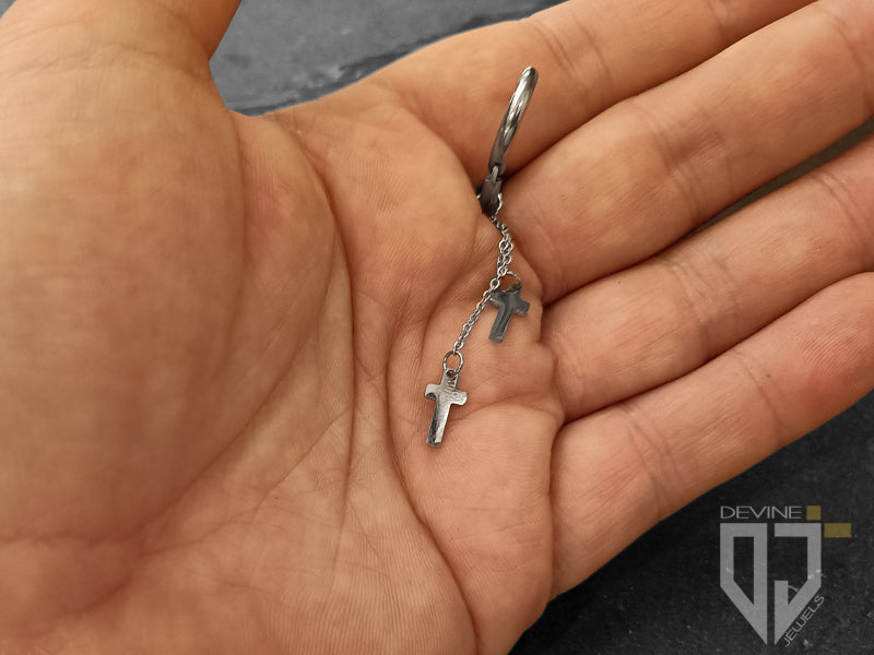 Orecchino a cerchio con croci pendenti e catenella