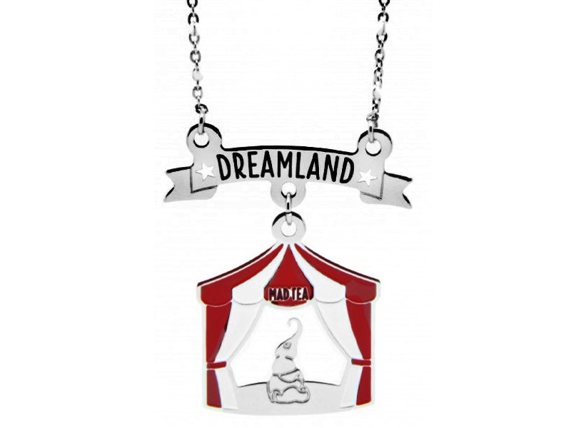 "Dreamland" Dreamland, la terra dei sogni, è il circo in cui Dumbo è costretto a lavorare e rappresenta tutte le avversità della vita che incontriamo nel realizzare i nostri sogni. Il sogno di Dumbo è proprio quello di diventare una star del circo, nonostante le sue grandi orecchie, per salvare la sua mamma. Sarà proprio questa sua particolarità ad aiutarlo nel raggiungere il proprio sogno imparando a volare! Collana con ciondolo smaltato a forma di circo e scritta "Dreamland".