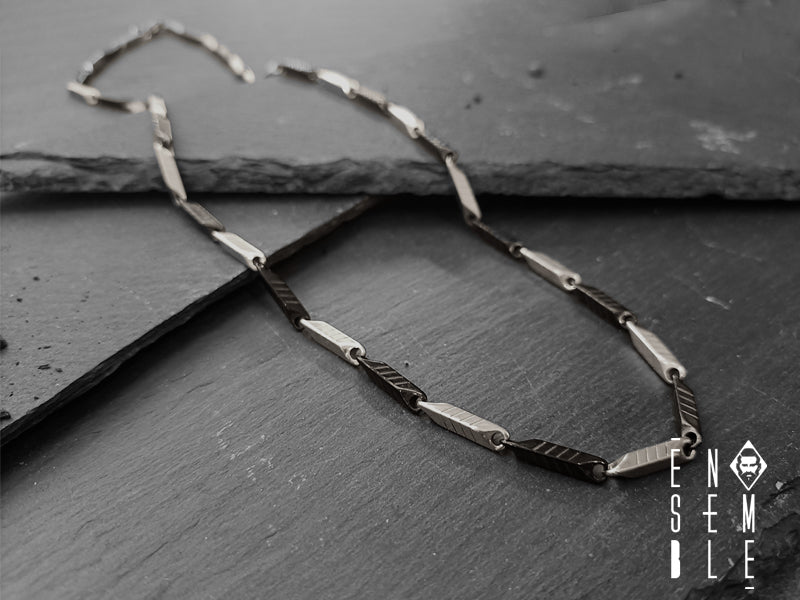 Se non vuoi seguire la massa, regalati un accessorio diverso come questa elegante collana a catena bicolor rigata da 3 mm.