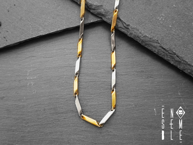 Se non vuoi seguire la massa, regalati un accessorio diverso come questa elegante collana a catena bicolor da 3 mm con una lunghezza di 73 cm